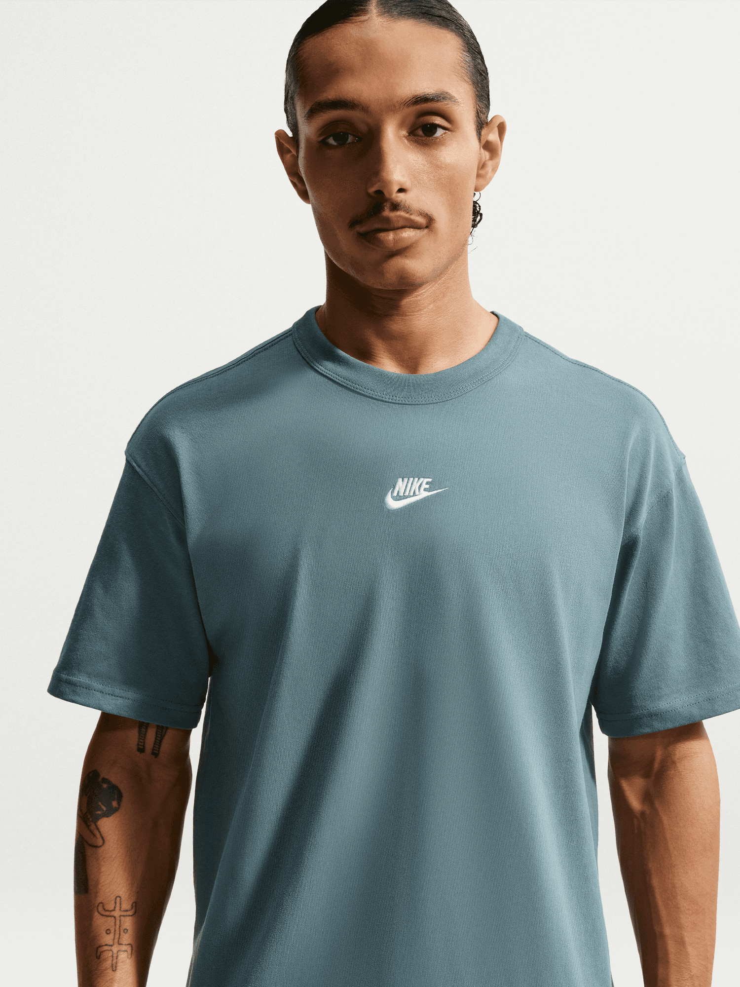 Sportswear Premium Essentials Tee